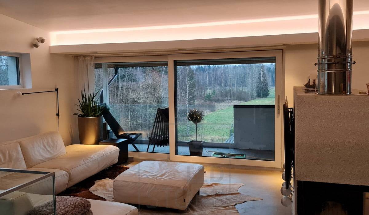 Downlight clip con tira de LED dirigida al techo que crea una hermosa iluminación ambiental.